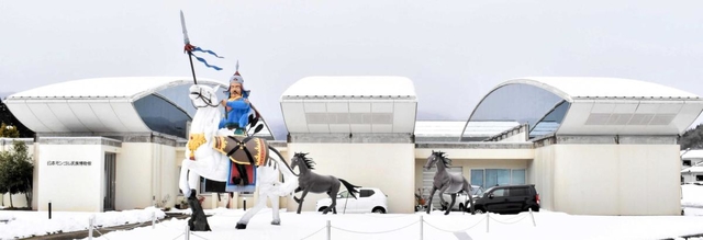 モンゴルとつないだ縁（上）チンギスハンがお出迎え – 神戸新聞