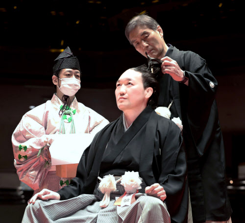 元幕内荒鷲が断髪式 元横綱日馬富士らがはさみ（写真=代表撮影・共同） – 日本経済新聞