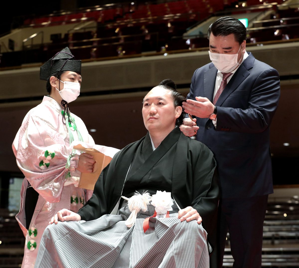 元幕内荒鷲が断髪式 鶴竜、元日馬富士らがはさみ – 47NEWS