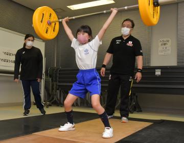 【茨城新聞】重量挙げ魅力知って 地域おこし隊・内門さんら、行方で無料体験会 – 茨城新聞
